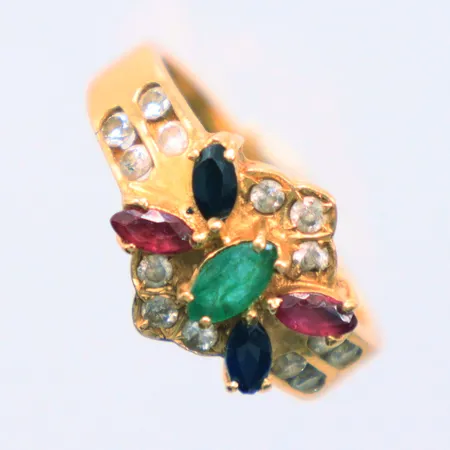 Ring  diamanter 14x0,01ct, smaragd, safirer, rubiner, Ø15¾, hack i skenan på insidan, 18k Vikt: 4,6 g