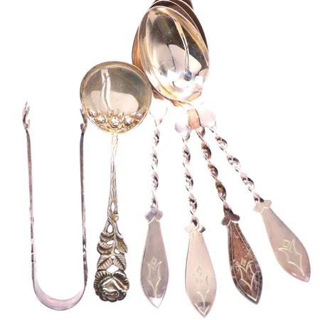 4 st kaffeskedar 14cm. 1 socker sked 11cm,  1 liten saltsked 6cm , 1 sockertång, silver 800/1000  Vikt: 87 g