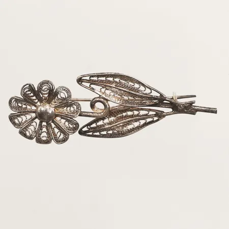 Brosch blomma med filigranarbete, längd 17mm, bredd 49,5mm, skev, 925/1000 silver  Vikt: 3,6 g