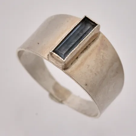  Ring i silver, stl 17¾ bredd 2,6-10,9mm, 1st blå sten, mått 2,8x9,8mm, 830/1000, vikt 2,5g.