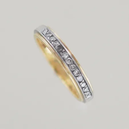 Ring med diamanter 0,01ct x 12, Ø 15¾ mm, bredd 1,7 mm, graverad, 18K Vikt: 3,8 g