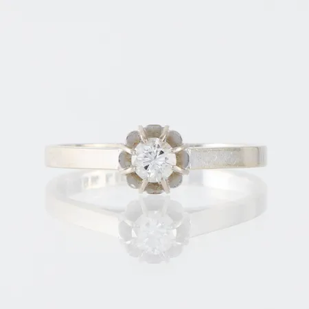 Ring vitguld med solitär diamant på 0.16 ct enligt inskription, Guldfynd AB,storlek 16 mm, bredd 1.7-5.6 mm,18k. Vikt: 2 g