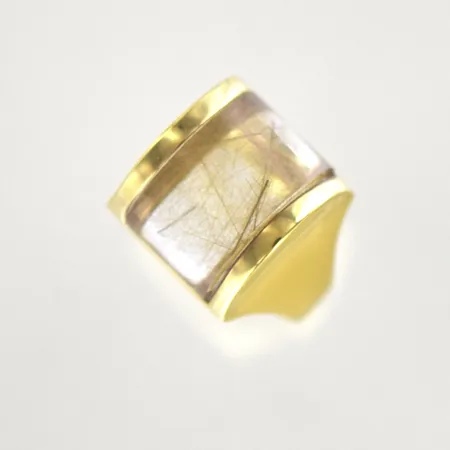 Ring med sten, Ø 18 mm, höjd 16,3 mm, bredd 14 mm, 18K  Vikt: 13,6 g