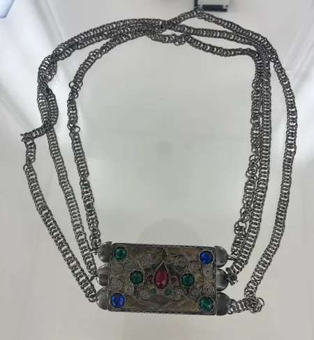 Folkdräktsmycke år 1936 med färgade stenar, kedja/brosch, ojämn kedja, silver Vikt: 146,2 g