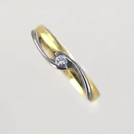 Ring med diamant 0,03ct Ø 16½ mm, graverad, 18K Vikt: 2,3 g