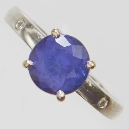 Ring, briljantslipade diamanter 2 x ca 0,01ct samt tanzanit ca 2,20ct, stl 17, bredd 2-8mm, behov av omrodering, 18K, bruttovikt: 5,2g Vikt: 0 g