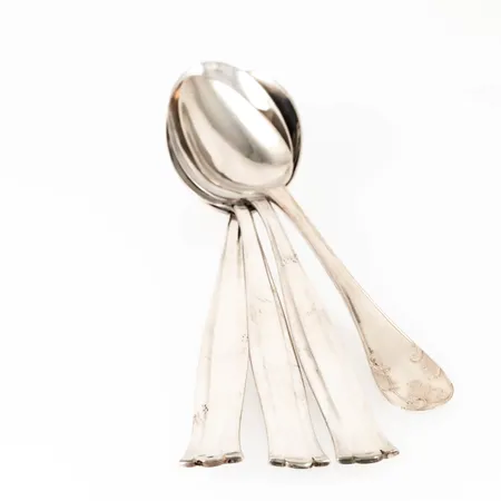 Diverse graverat silver 87,9g 830/1000.