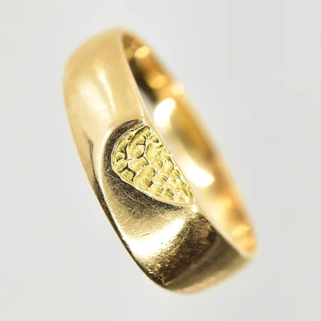 Ring, stl 18¼, bredd 3-6 mm, 18K. Vikt: 4 g