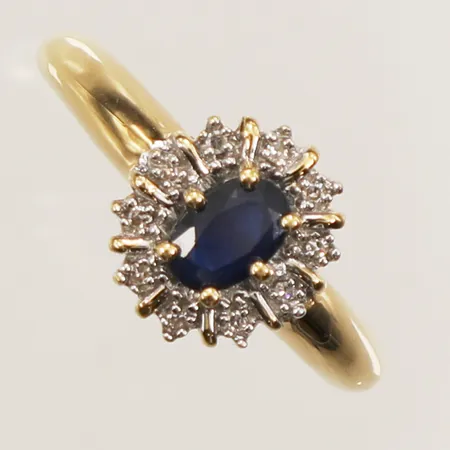 Carmoséring med blå sten, troligen safir och diamanter 10x ca 0,005ct totalt 0,05ct enligt gravyr, stl 18, bredd 2,6-10,8mm, GHA, 18K  Vikt: 4,2 g