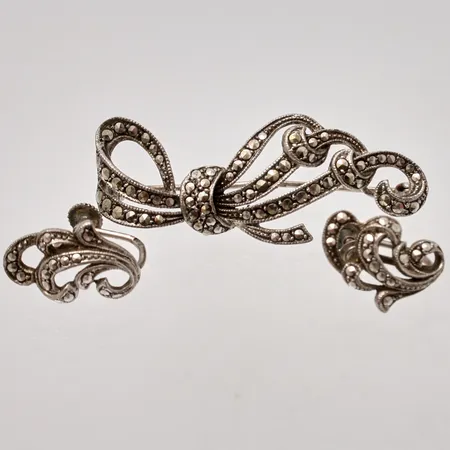 Set, brosch och örhängen i silver, örhängen, mått 12,6x17mm, snurrlås, brosch, mått 18,5x47,2mm, markasiter, 830/100, vikt 10,4g.