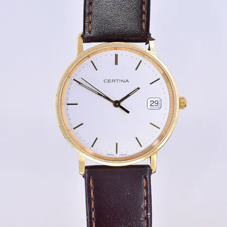 Herrur Certina, quartz, datum, Ø33 mm, graverad boett, brunt läderband, 18K. Bruttovikt 28,4g.