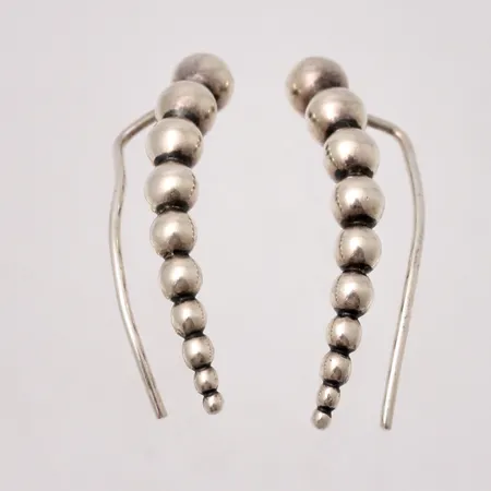 1par örhängen i silver, mått 1,5-4,5x28,8mm, vikt 4,95g.