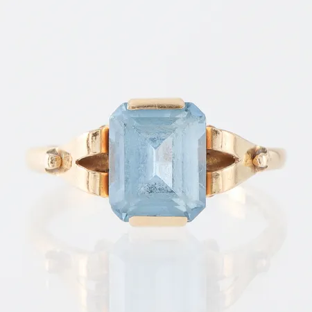 Ring med sten, gravyr, repig sten, storlek 19 mm, bredd 1.7-10.6 mm,18k. Vikt: 4,3 g