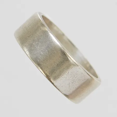 Ring slät, stl 18¼, bredd 7mm, bruksslitage, 925/1000 silver Vikt: 6,7 g