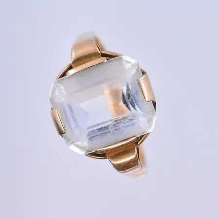 Ring med vit sten, stl 18¼, bredd 2 mm, graverad, 18K. Vikt: 4,4 g