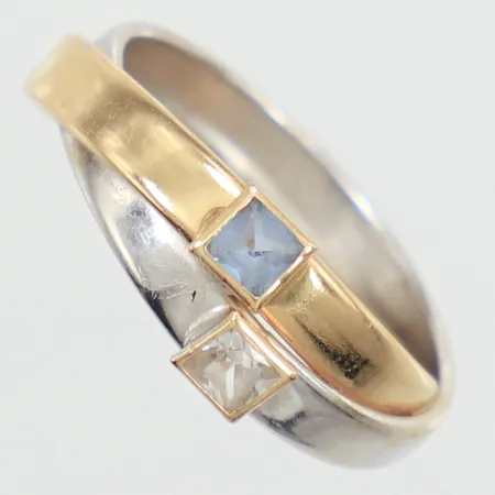 Ring med stenar, stl 16, bredd 6mm, tvåfärgad, Guldfynd, 18K  Vikt: 1,3 g