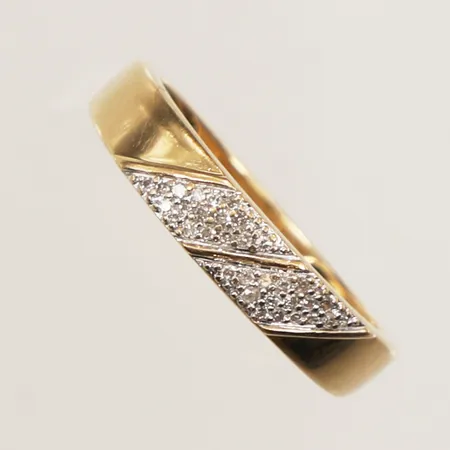 Ring med diamanter 32x ca 0,0025ct, stl 17¼, bredd 2,6-4mm, GHA, 18K Vikt: 2,9 g