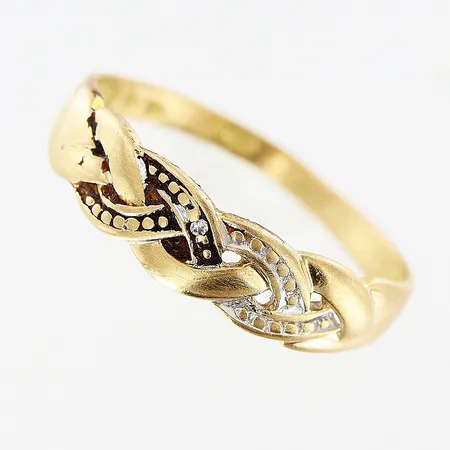 Ring, diamant ca 0,005ct, stl 18¼, bredd 2-5mm, skev skena, slitage, 18K.  Vikt: 2 g