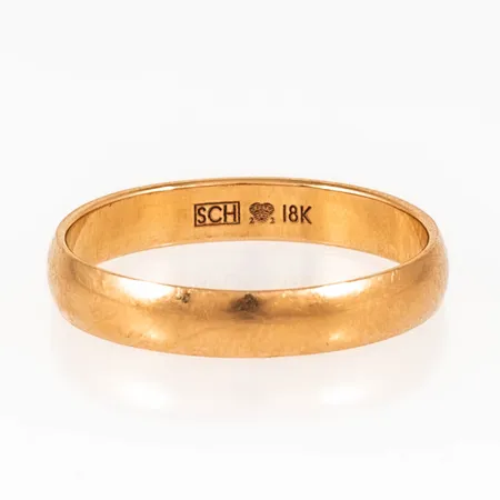 Slät ring i 18K guld. Den är i storlek 18, är 3,5 mm bred, 1 mm hög och väger 2,7g. Stämplad SCH (Schalins Ringar, Östersund), 18K & kattfot. Bruksslitage. 