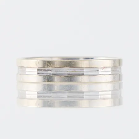 Ring vitguld med gravyr,storlek 16 ½ mm, bredd 4 mm,18k. Vikt: 2,9 g