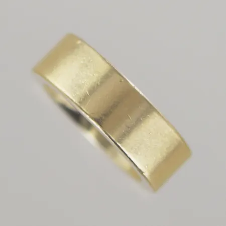 Ring Ø 16½ mm, bredd 7 mm, graverad/repor, 18K Vikt: 16,6 g