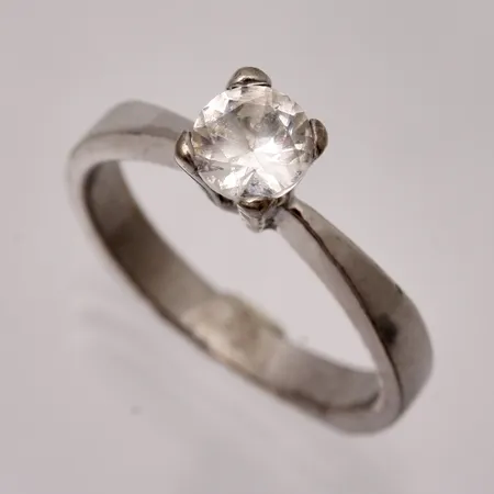 Ring i silver, stl 15¾ bredd 2,6-5,1mm, 1st vit sten, mått Ø5,1mm, 830/1000, vikt 2,59g.