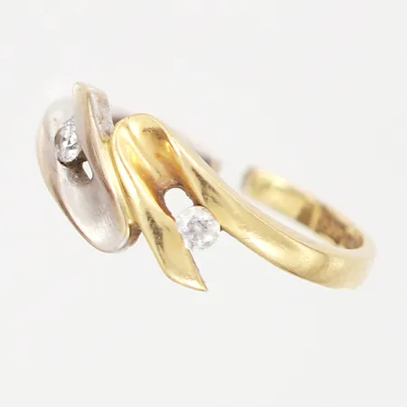 Ring, vit- samt gulguld, ca Ø17¾, briljantslipade diamanter 2 x 0,05ct, bredd 2,0 - 8,0 mm, defekt skena, 18K Vikt: 2,7 g