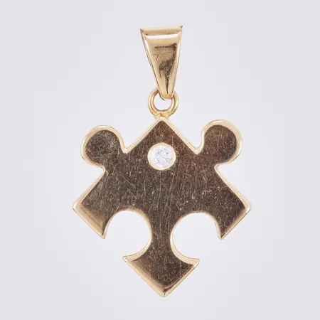 Hänge, pusselbit med diamant ca 1x0,03ct, längd: ca 2,4cm, bredd: ca 15mm, 18K Vikt: 3,1 g