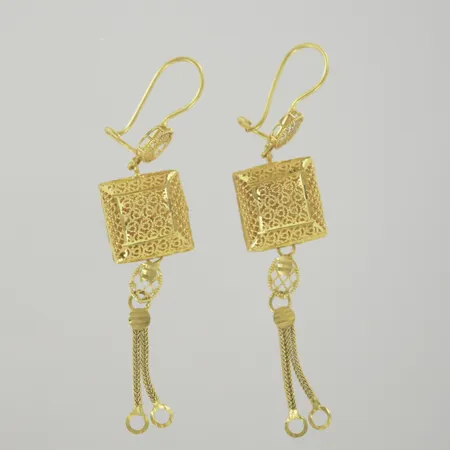 Ett par örhängen, längd 6,5 cm, bredd 7 mm, 21K Vikt: 6 g