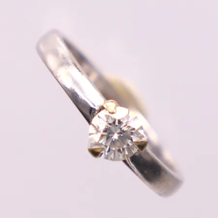 Ring diamant , 1x ca, 0,45ct, Tc / VS, Ø17mm, 18k Vikt: 3,2 g