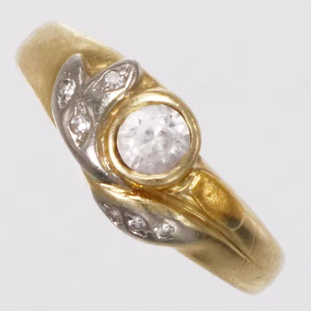 Ring, diamanter 6xca0,01ct, vit sten, stl 17, bredd 2,2-8mm, naggade sten, 18K Vikt: 2,8 g