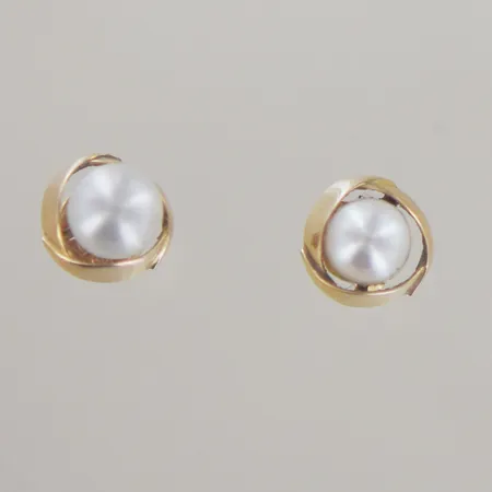 Ett par örhängen med pärla, bredd 6,3 mm, 18K  Vikt: 1,7 g