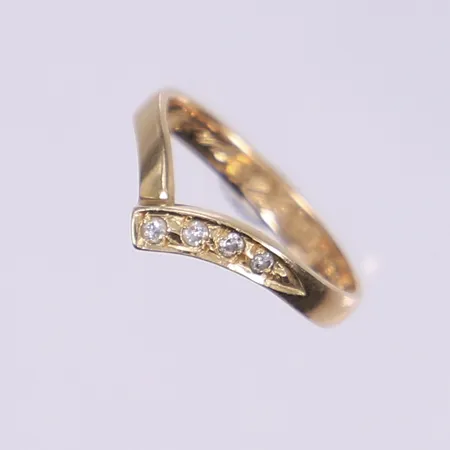 Ring med diamanter om totalt ca 0,02ct, stl 18, bredd 3-5mm, gravyr, 18K Vikt: 2,6 g
