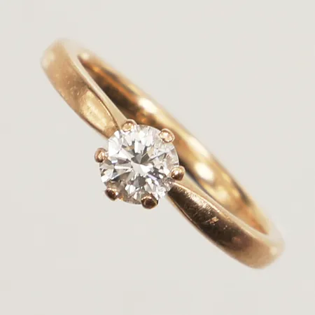 Ring diamant ca 0,50ct ca Tc-C/Vs, stl 17½, bredd 5,9mm, gravyr, 18K  Vikt: 3,4 g