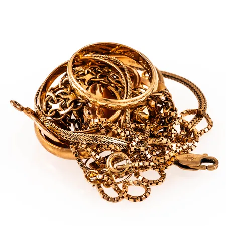 Diverse defekt/graverat guld i 18K. Vikt: 31,5g. 