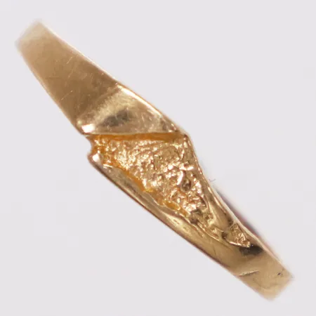 Ring, stl 18, bredd 1,8-4,5mm, Guldfynd, 18K Vikt: 1,4 g