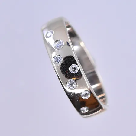 Ring med diamanter 7x0,02ct, Schalins, stl 17¾, bredd 5 mm, 18K. Vikt: 5,5 g