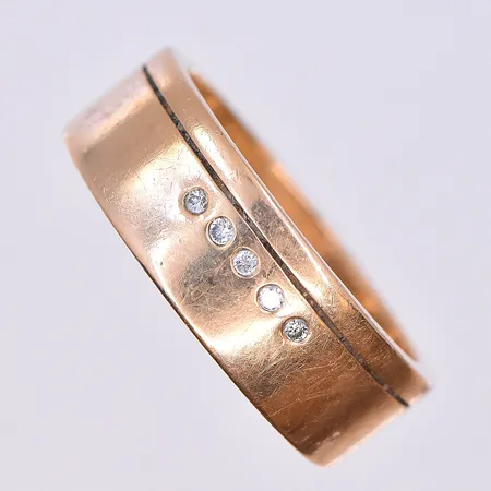 Ring med diamant 5x0,01ct, stl 19½, bredd 8 mm, 18K. Vikt: 13,2 g