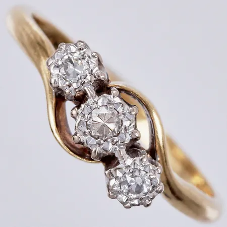 Ring med diamanter ca 2x0,03ct, 1x0,05ct, 8/8-slipade, stl: 18, bredd: ca 1-6mm, engelska stämplar, W.E.G, 18K Vikt: 3,2 g