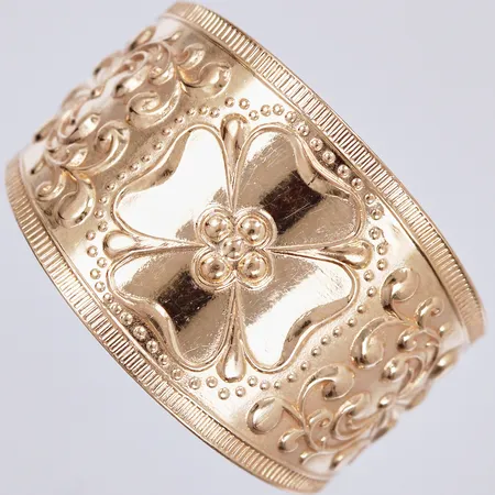 Ring med mönstrad dekor, stl: 18, bredd: ca 5-14mm, Petersson I Söderhamn Ab, Guldsmed S, år 1998, 18K Vikt: 4,6 g