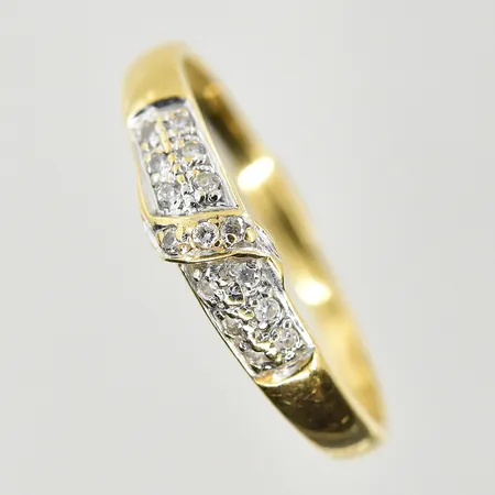 Ring med vita stenar, stl 18¼, bredd 2-4 mm, gulguld/vitguld, 18K. Vikt: 2 g