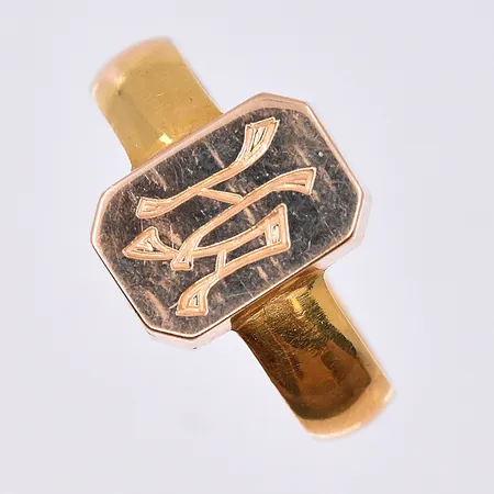 Klackring med monogram, stl 20¼, bredd 5-13 mm, graverad, 23K. Vikt: 11,4 g