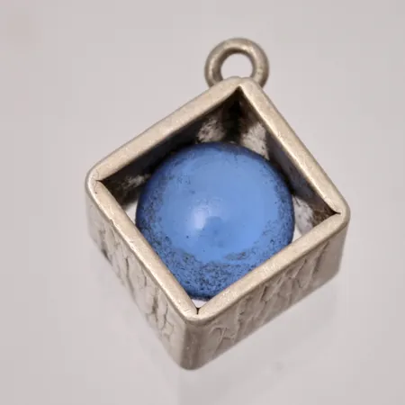  Hänge i silver, September månads sten, mått 12,8x15,8mm, 1st blå sten, mått Ø8mm, 835/1000, spetsögla saknas, vikt 3,4g.