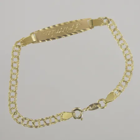Armband med bricka, längd 15,5 cm, bredd 3,6-6 mm, graverad, 18K Vikt: 3,5 g