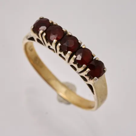 Ring i förgyllt silver, stl16, bredd 2,2-3,5mm, 5st Granater, mått Ø3,2, 830/1000, vikt 2,08g.