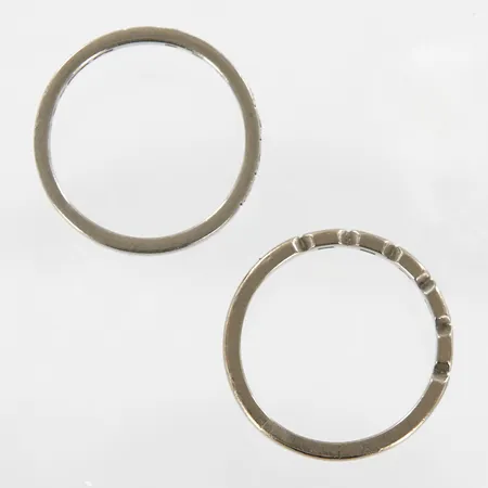 2 ringar vitguld med diamanter, 5xca0,02, 6xca0,01ct, stl 14¾, bredd: 2-3mm, 18K  Vikt: 5,5 g