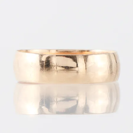Ring med gravyr,storlek 23 mm, bredd 7 mm, 14k. Vikt: 6,6 g