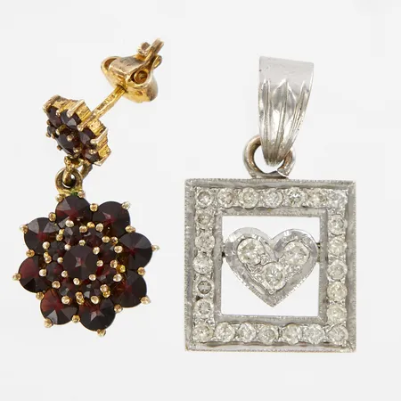 Udda örhänge med granater, 25mm, bredd: 7mm, silver 925/1000, hänge, vitmetall med stenar 26mm, bredd: 16mm Vikt: 2,4 g