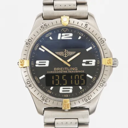 Herrur Breitling Aerospace, referensnummer F75362. serienummer 601343, titan, quartz, digital/analog, ca Ø42 extra länkbit, instruktionsbok, chronometercertifikat, garantibok daterad 2005 Krons Ur, box och ytterkartong med slitage, ur med bruksslitage. Vikt: 0 g