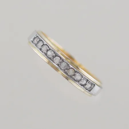 Ring med stenar, Ø 19 mm, bredd 2 mm, graverad, 18K Vikt: 4,4 g